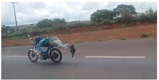 Motociclista é flagrado fazendo malabarismos em moto na BR-153
