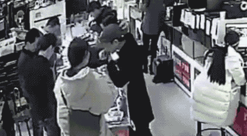 Homem morde bateria de celular e causa explosão em loja. Confira o vídeo