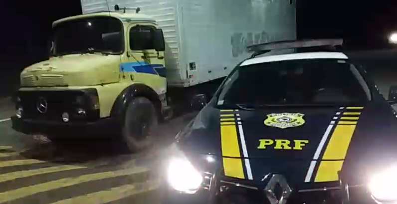 Bandidos saltam de caminhão roubado em movimento para não serem presos