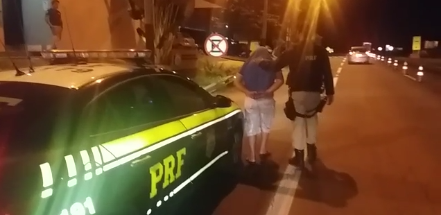 Caminhoneiro embrigado bate veículo na defensa metálica e invade pista contrária na BR-153