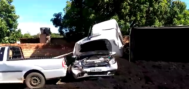 Caminhão perde freio e bate em sete veículos no St. São José; Vídeo