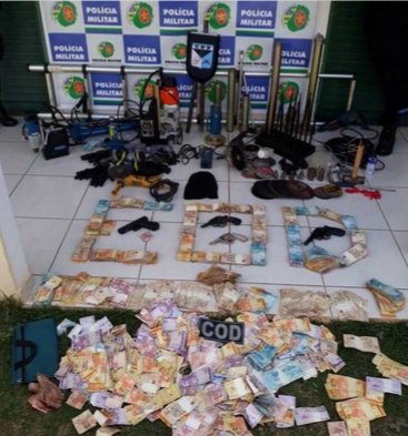Quadrilha suspeita de roubo a banco morre após capotar carro ao fugir da polícia