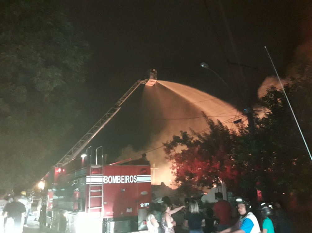 Incêndio destrói comércio de reciclagem em Goiânia