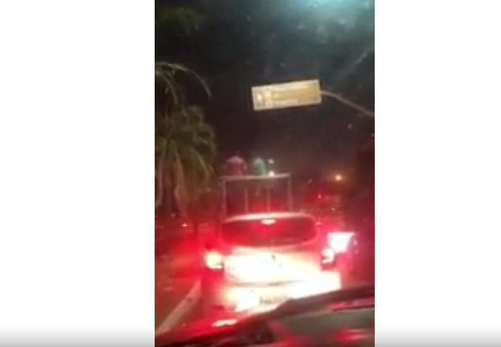 Ao som de ‘Boate Azul’, homem comemora divórcio em cima de trio elétrico, em Goiânia ; Vídeo