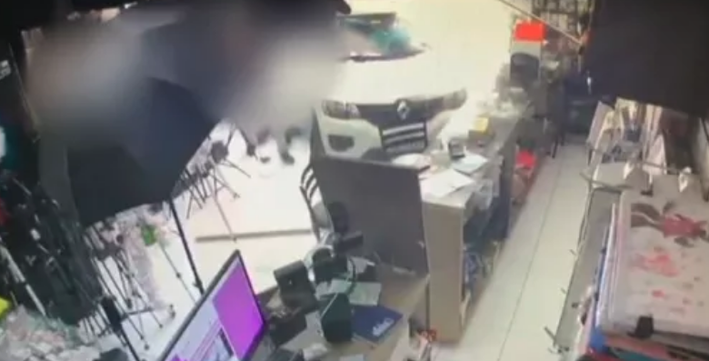 Cliente invade loja com carro após discussão com dono