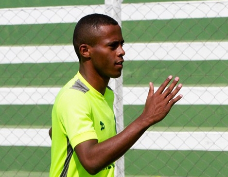 Carlos Eduardo é desfalque na estreia