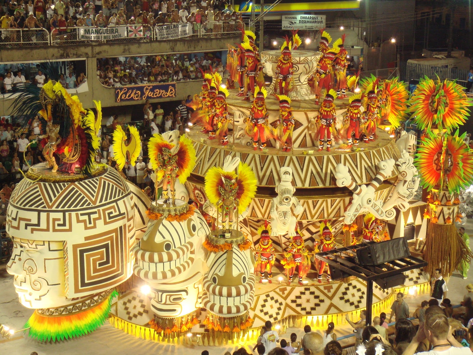 Carnaval de escola e de rua