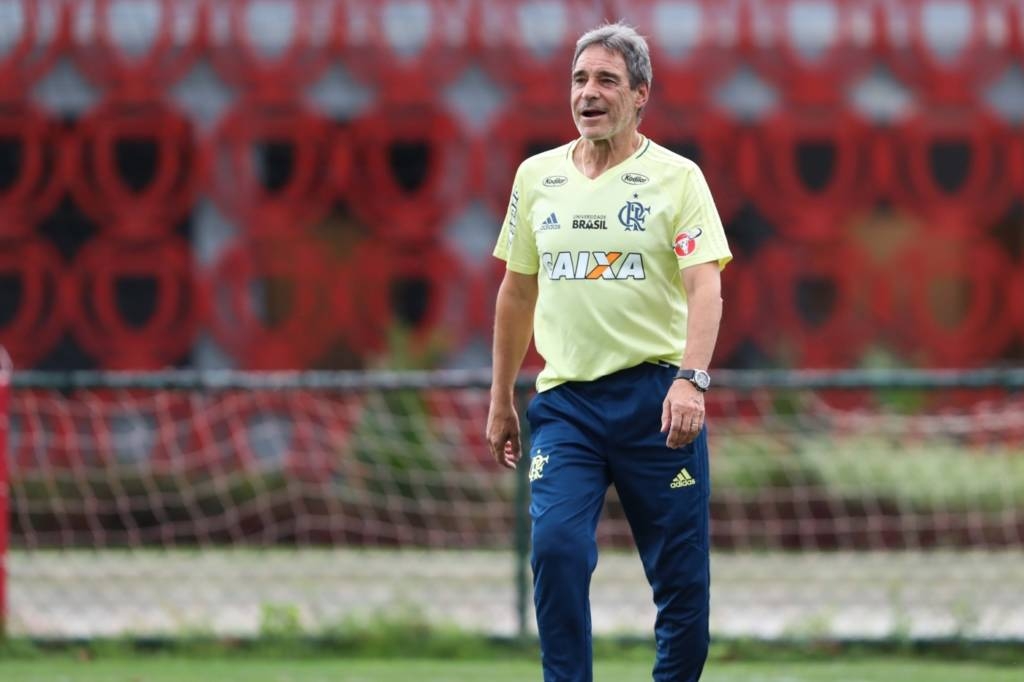 Vitória anuncia Paulo César Carpegiani