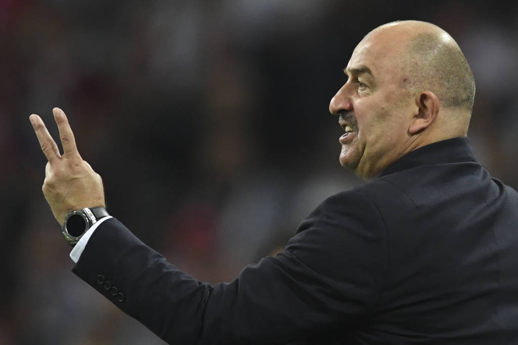 Após eliminação, técnico russo se exalta em entrevista coletiva