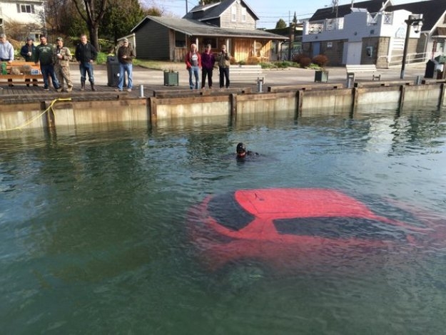 Motorista confia no GPS e cai em lago, no Canadá
