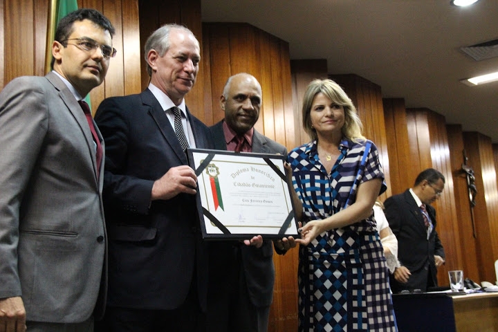 Ciro Gomes recebe título de cidadão goianiense