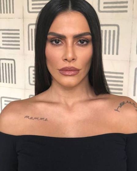 Cleo estreia como cantora e leva internautas a loucura