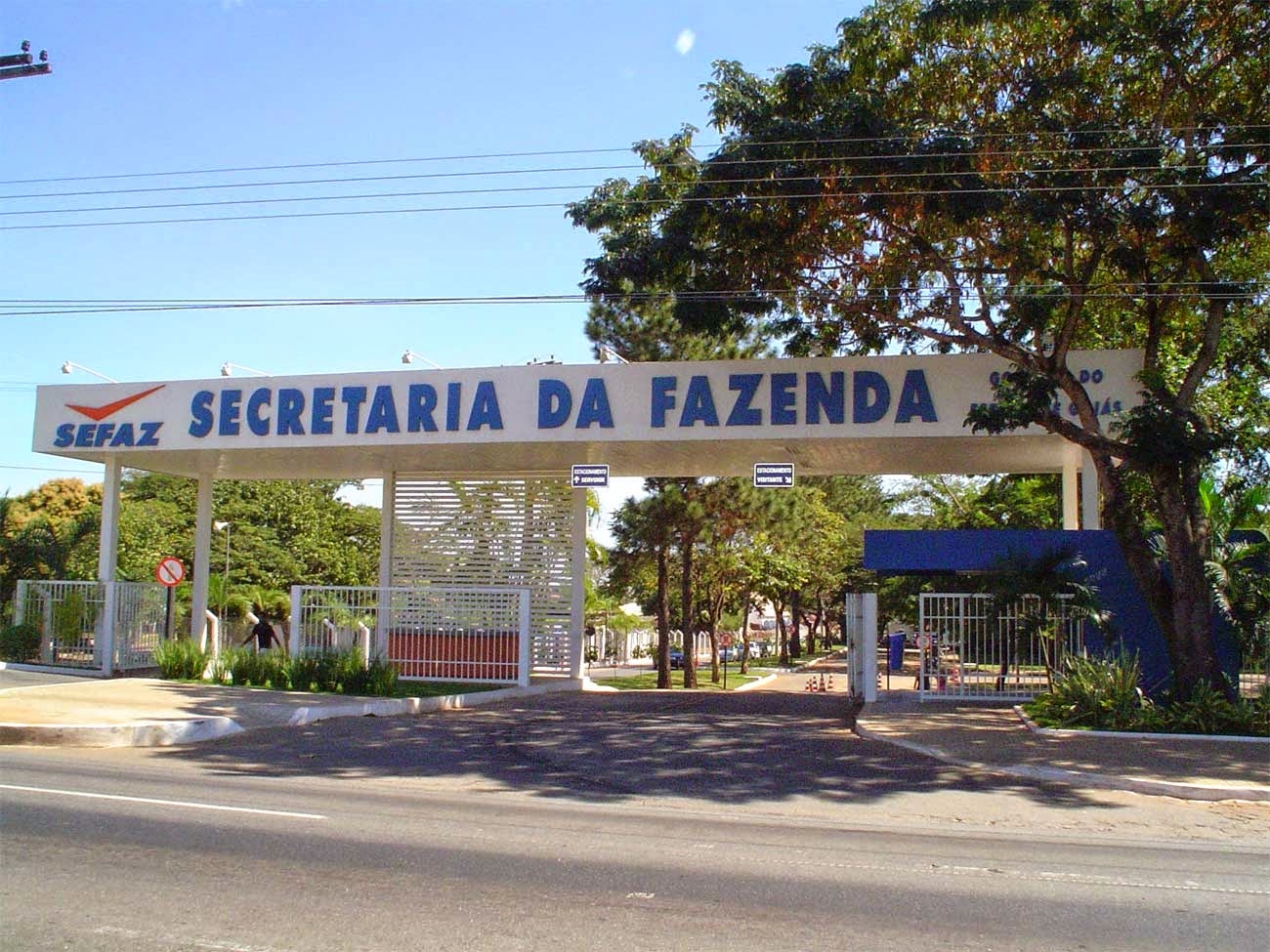 Manifestantes ocupam sede da Sefaz