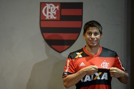 Ainda machucado, Conca se apresenta na Gávea