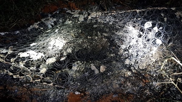 Adolescentes esfaqueiam e ateiam fogo em homem por dívida de drogas