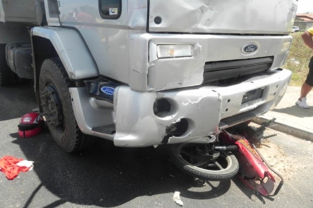 Ciclista sai ileso de um acidente de carros,Veja o vídeo