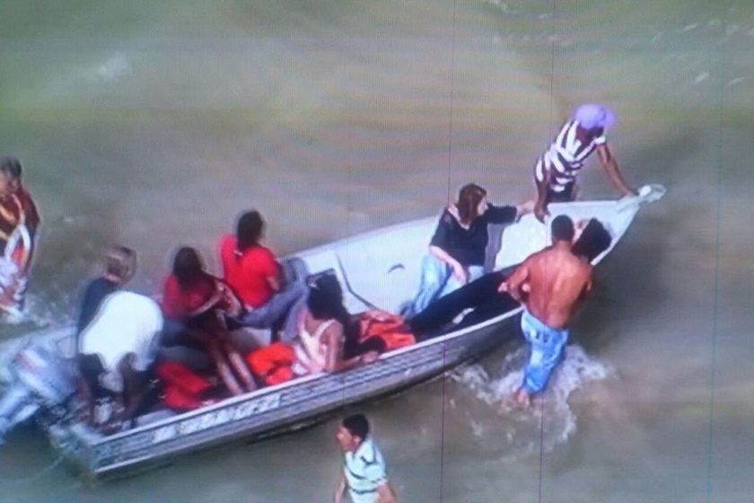 Lancha com 130 passageiros vira em travessia entre Itaparica e Salvador