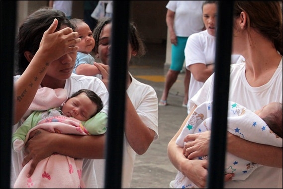 As prisioneiras do sistema: mães e filhos no sistema prisional