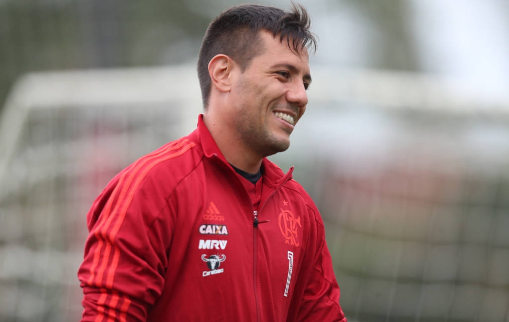 Diego Alves volta aos treinos após polêmica