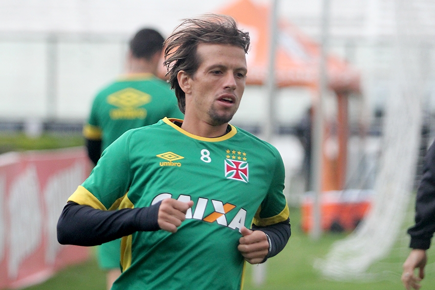Após confusão, Diguinho renova contrato
