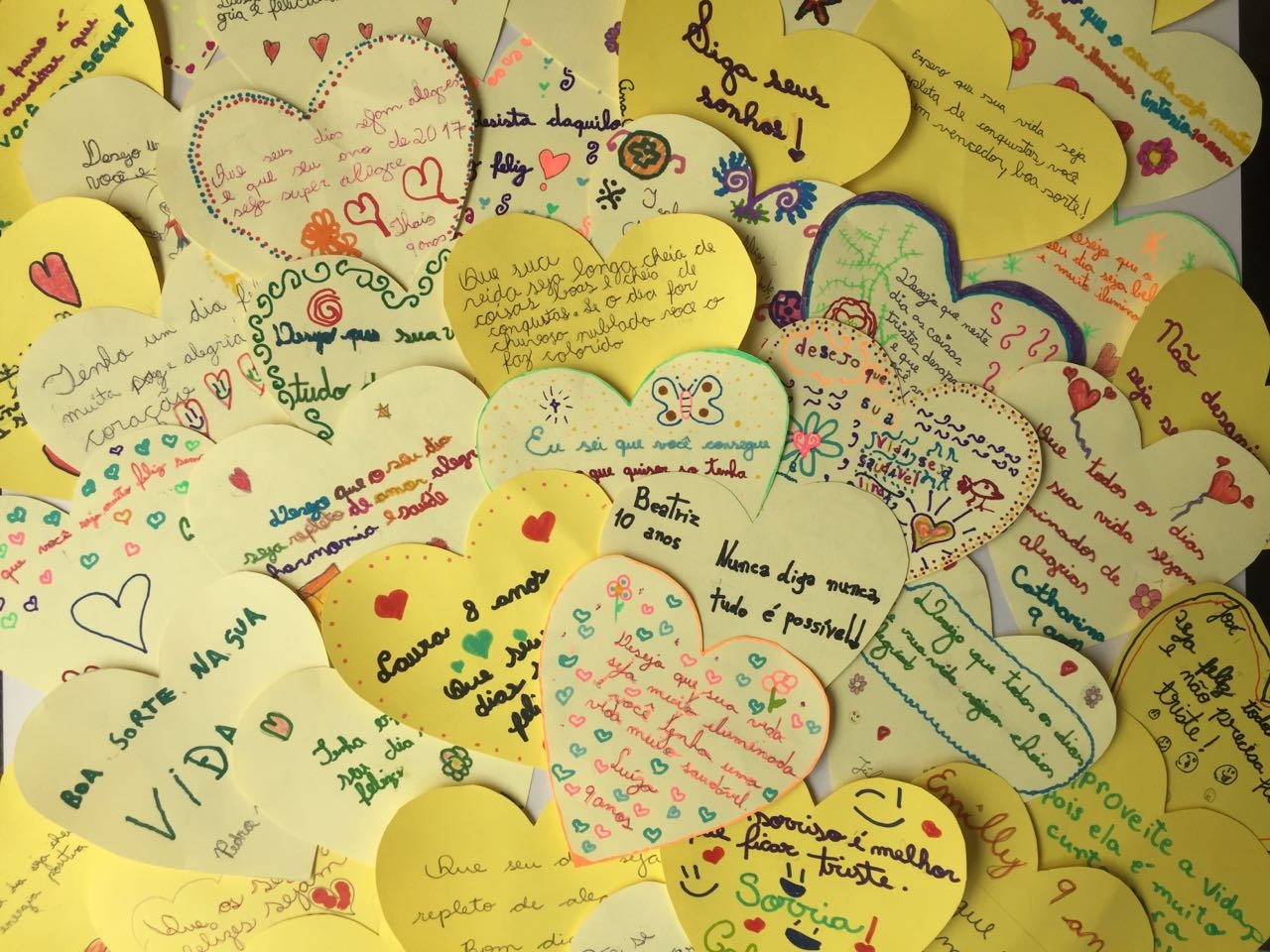 Grupo distribui cartões com mensagens positivas em Goiânia