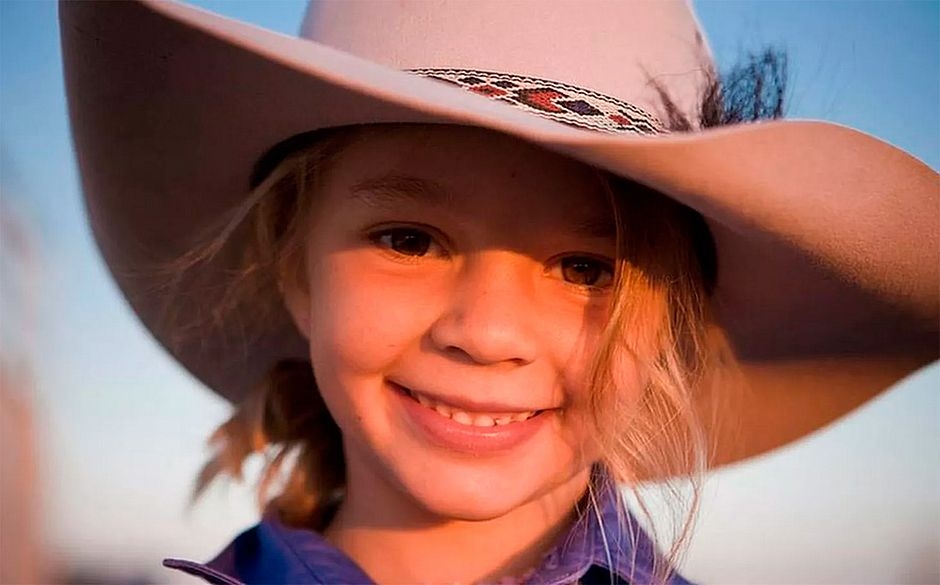 Garota-propaganda mirim comete suicídio após sofrer bullying