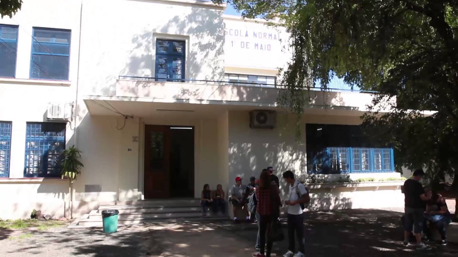 Professores gaúchos fazem paralisação no primeiro dia de aula