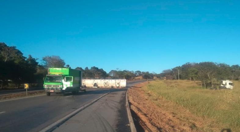 Caminhão carregado com etanol tomba e interdita trecho da BR-153, em Professor Jamil