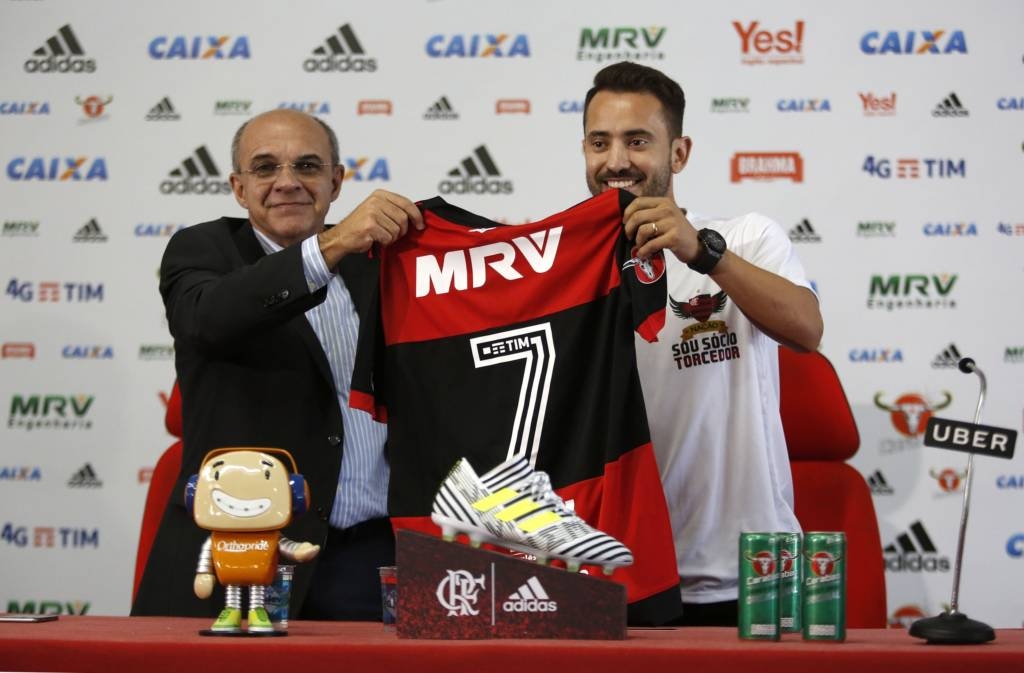 Éverton Ribeiro chega festejado pela torcida