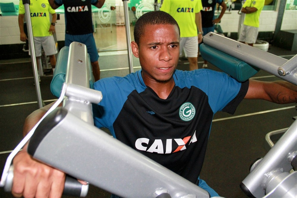 Novos zagueiros têm missão de reabilitar defesa