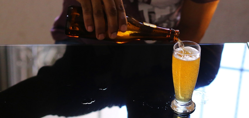Grupo de amigos constrói ilha particular para burlar a lei de proibição de consumo de álcool e beber na virada do ano