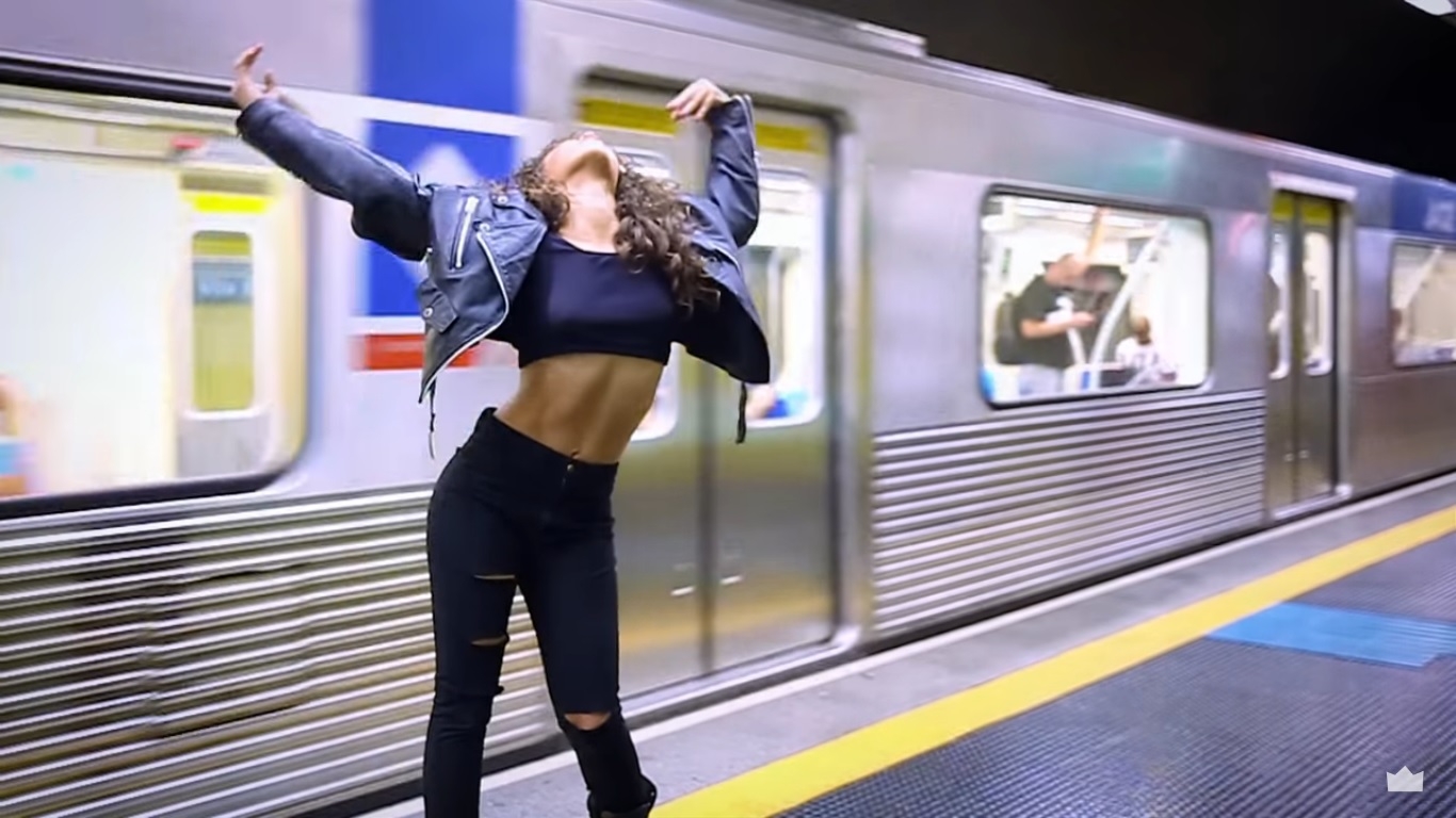 Flora Matos desliza numa parede de sons