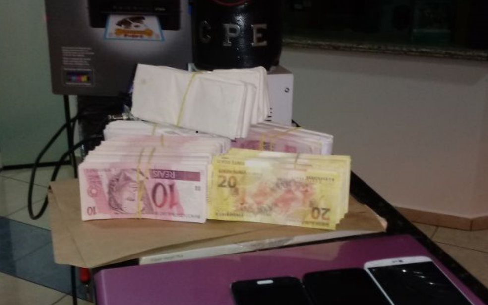 Dupla é presa com R$ 30.290 falsos e por suspeita de vender o material na web