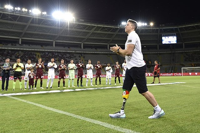 Com homenagem, Chape perde para Torino