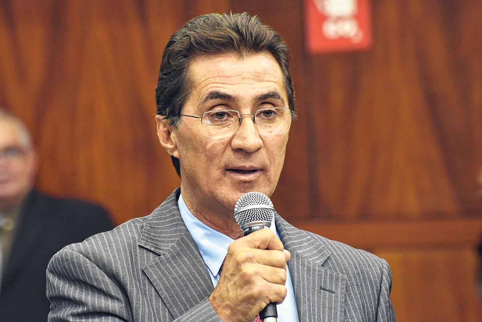 Francisco Oliveira: governo Reorganiza carreira dos membros