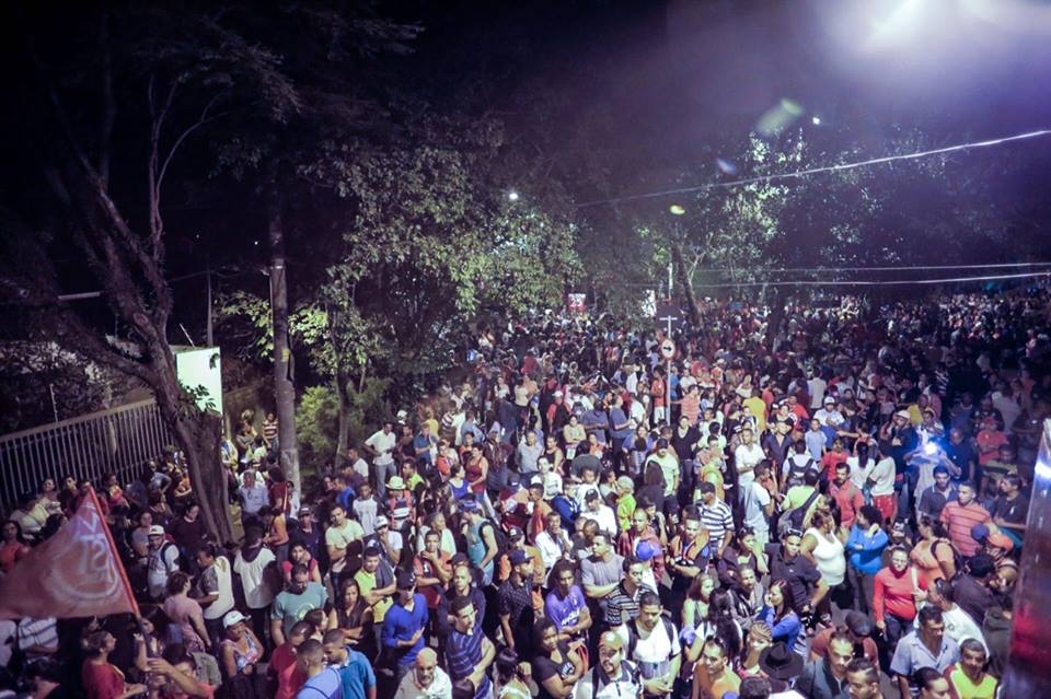Manifestantes ocupam praça próxima à residência de Michel Temer em São Paulo