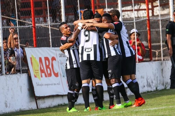 Galo vence no fim e se mantém com 100%