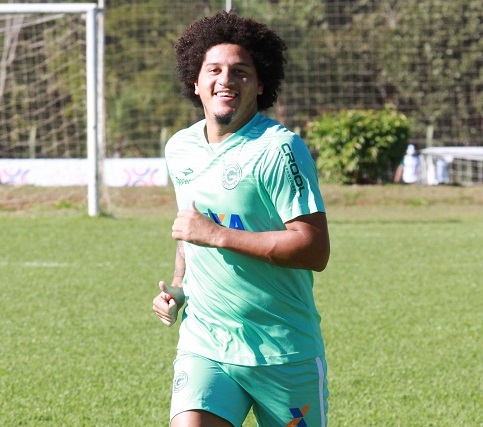 Após lesão, meia tenta recuperar espaço no time
