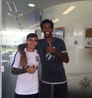 De férias, Gil visita o CT do Corinthians