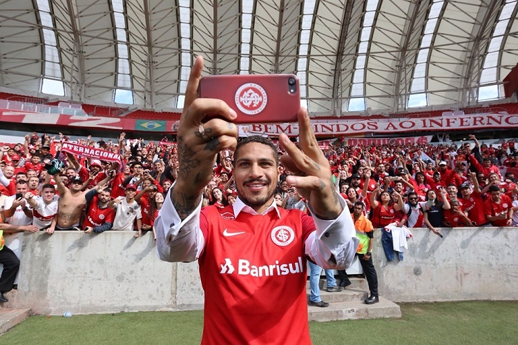 Paolo Guerrero é apresentado com festa