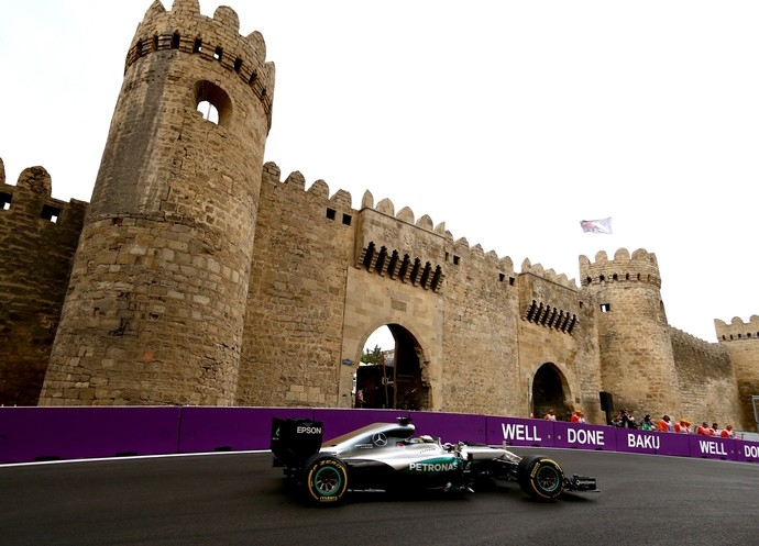 Hamilton domina segundo treino livre