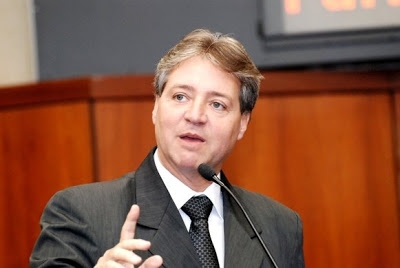 Justiça bloqueia bens de  ex-presidente, de servidora fantasma e de ex-deputado