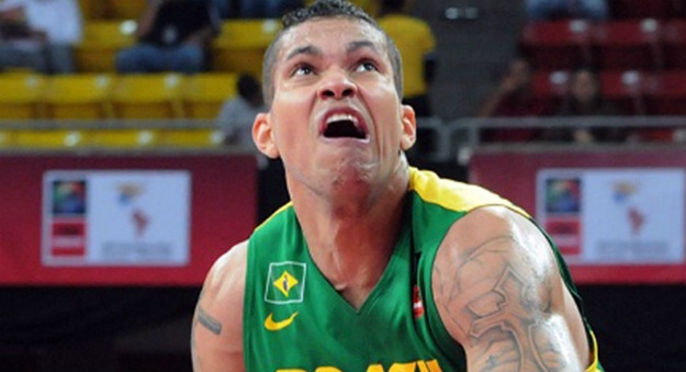 Pivô da seleção vai jogar no basquete espanhol