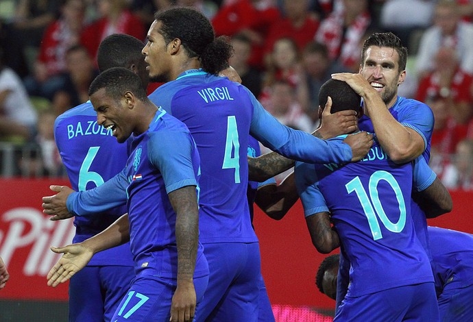Fora da Euro, Holanda vence Polônia