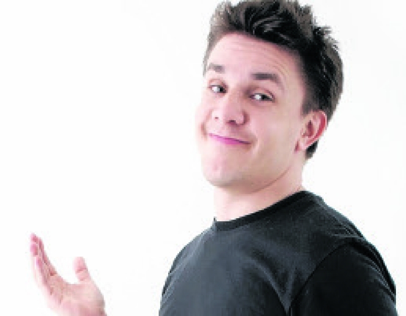 Humorista Oscar Filho se apresenta em Goiânia