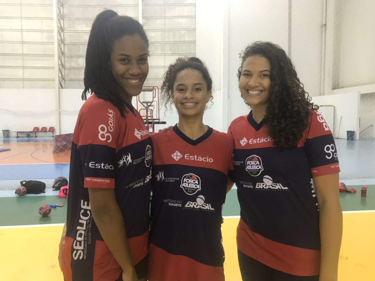 Jovens vêm para Goiás tentar carreira no Handebol