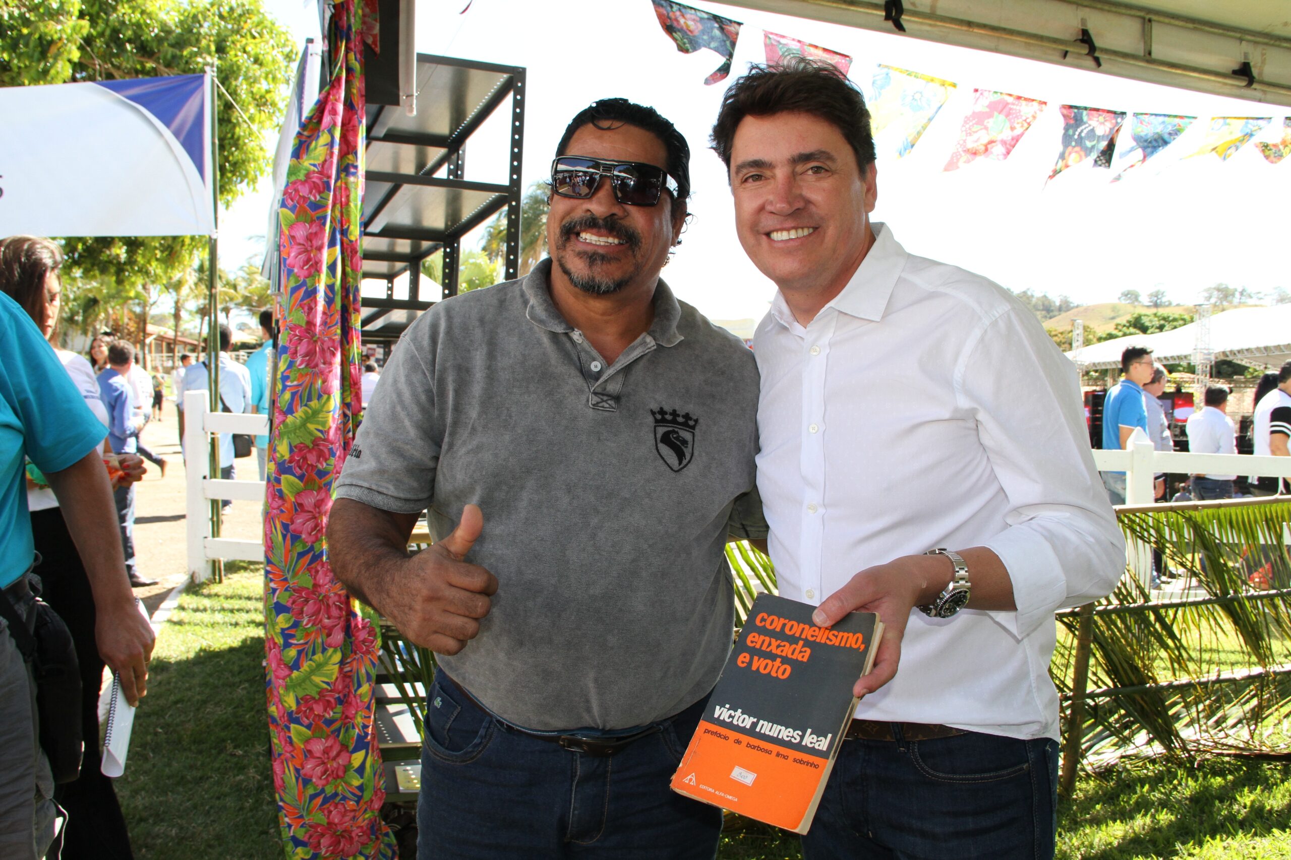 Senador Wilder monta biblioteca em festa de aniversário