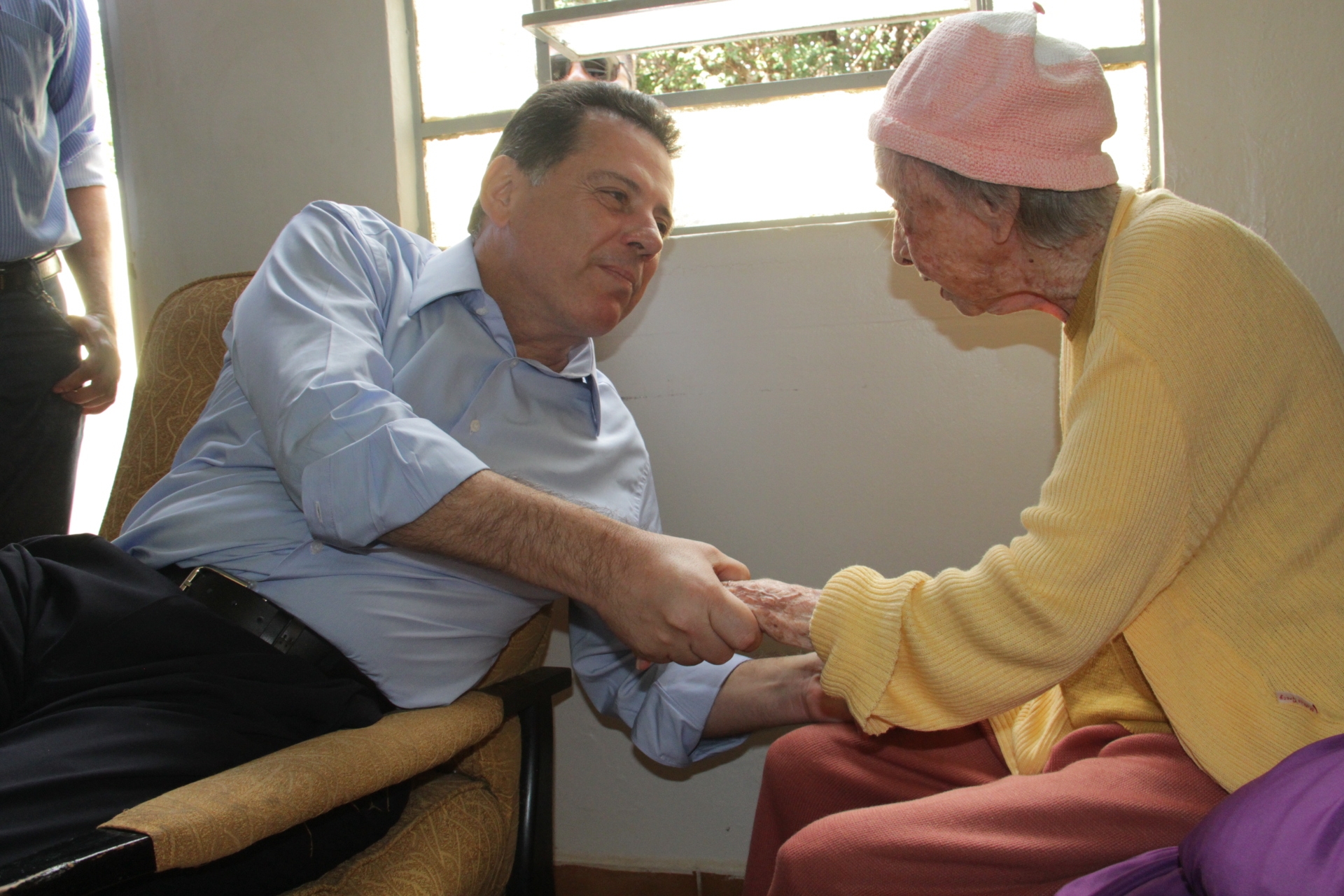 Marconi visita artesã de 109 anos em Morrinhos