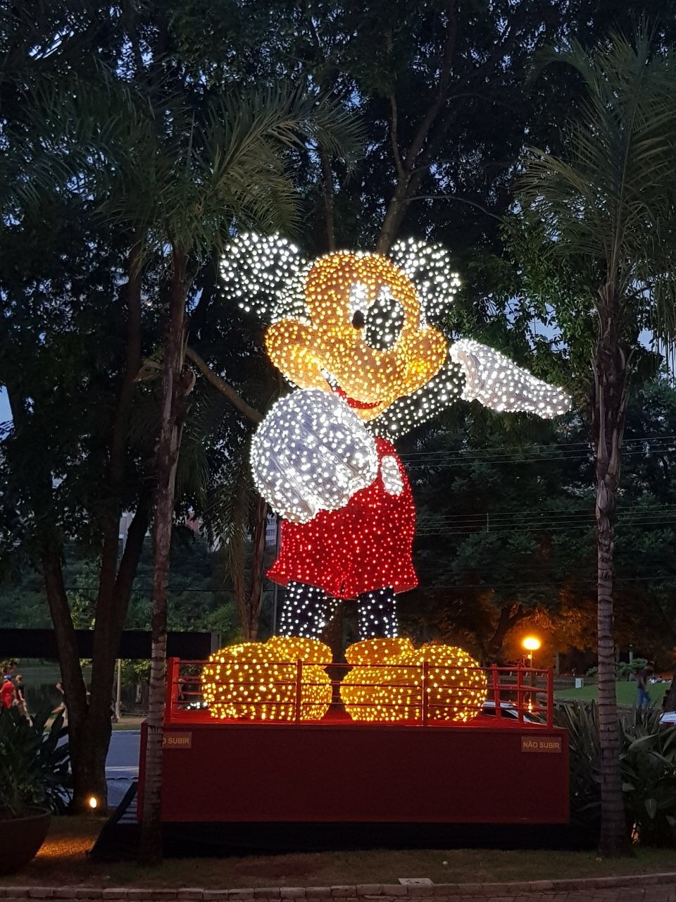 Mickey iluminado de 7 metros de altura é atração de shopping na Capital