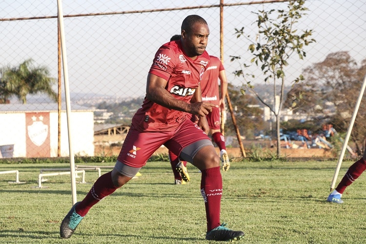 Atacante chega tendo que driblar desconfiança da torcida